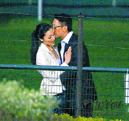 李嘉欣许晋亨马场热吻