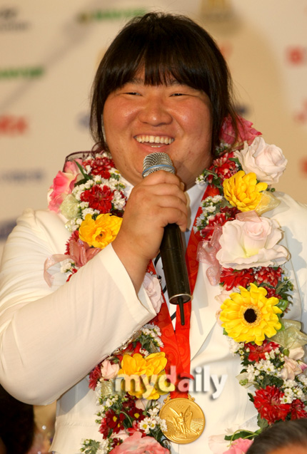 韩国女运动员张美兰日前出演了mbc电视台《黄金渔场》节目录制