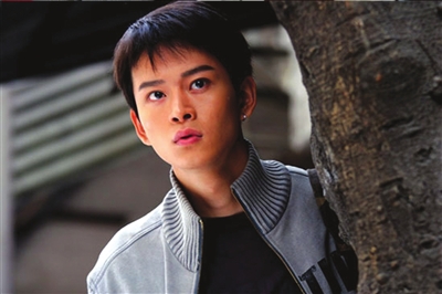 黄明在《金耳环》中,黄明扮演的陆保良是一个社会底层的打工者,经受了