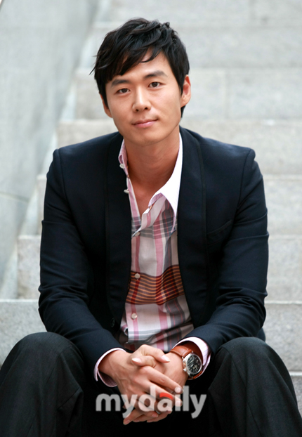 延正勋首尔出席伊甸之东发布会