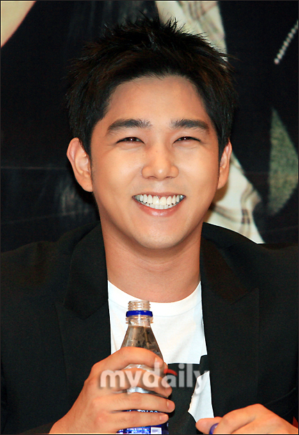 组合superjunior成员兼演员的强仁说"相爱的话年龄不重要