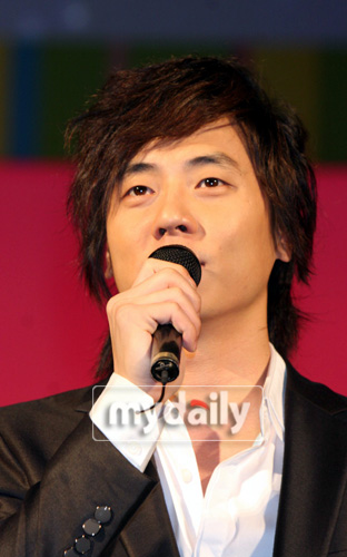 现在以音乐剧演员的身份进行活动中的歌手andy这次将挑战制作人的工作