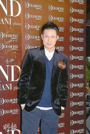 (资料图片)丁子高(右)与杨千■2007年谱出姐弟恋.