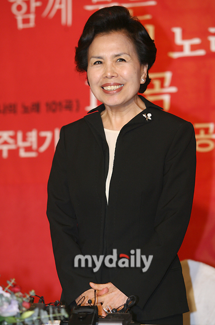 韩国女歌手李美子于9日下午在首尔朝鲜酒店举行了出道50周年纪念演唱
