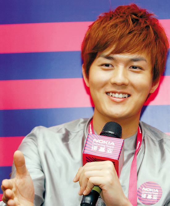 吴克群恢复灿烂笑容(魏辉 摄)本报记者 易芝娜年前因腰伤紧急叫停个人