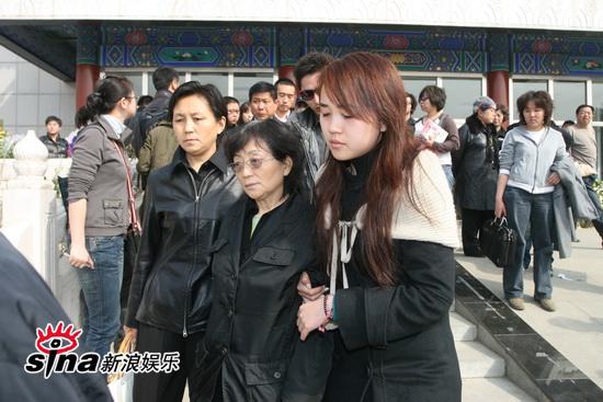 李钰母亲痛别爱女