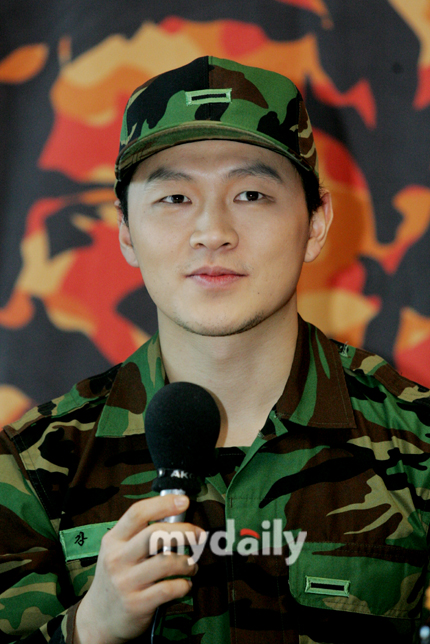 正在履行兵役的歌手Tony An和杨东根见面之后热情的进行了交谈_影音娱乐_新浪网