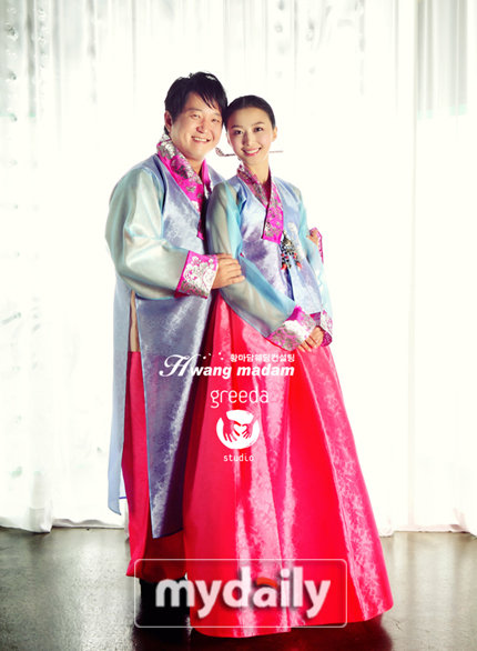 笑星郑形顿和美貌的放送作家韩由拉公开了婚纱照片