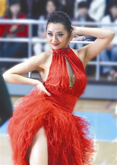 爱戴练舞摔得伤痕累累