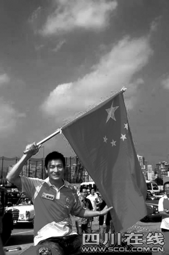 梁咏琪可爱举旗乖巧阿sa挥舞国旗向大家致意