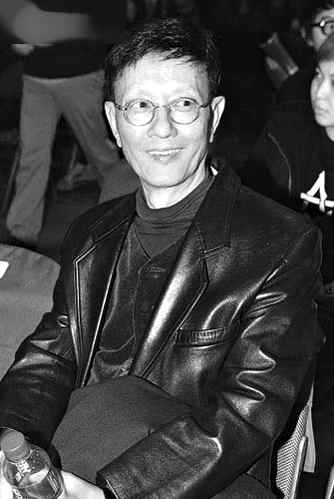 徐濠萦,女儿陈康堤及接受换肝手术后病愈初露面的父亲陈裘大也有捧场