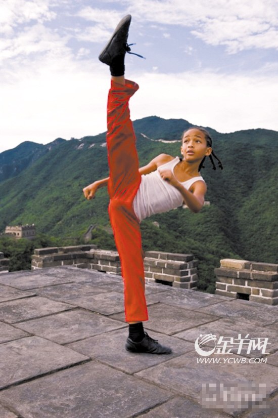 小贾登的一字马踢腿有模有样成龙(右)严师出高徒由索尼与中影集团联合