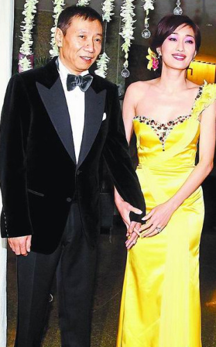 孟广美与富豪男友订婚频哽咽奢华婚宴斥资225万