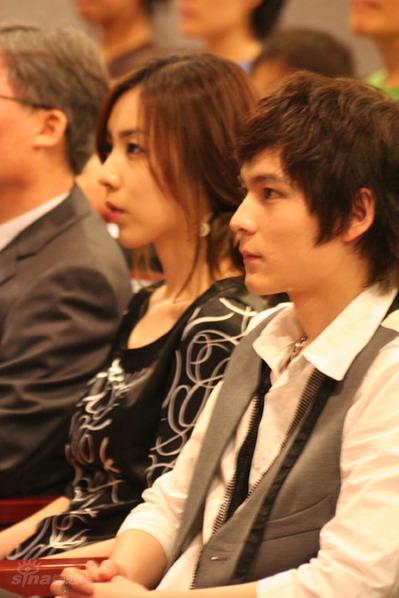 图文:简美妍君君任宣传大使--台下认真聆听