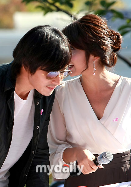 图文张东健宋慧乔出席活动张东健与李静敏