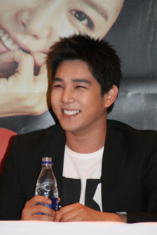 图文纯情漫画记者会sj强仁笑得开心