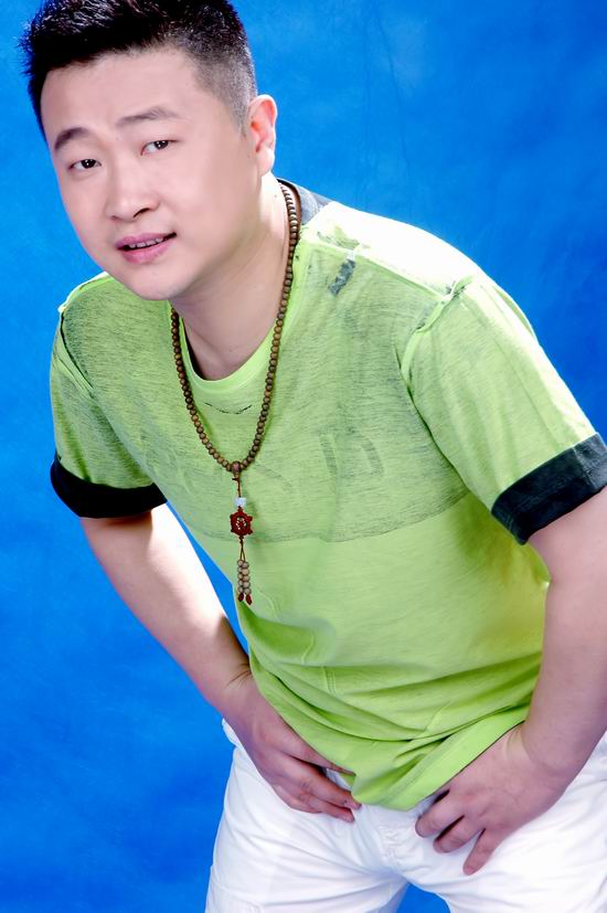 新人龙晓飞最新写真尽显男性优雅魅力附图