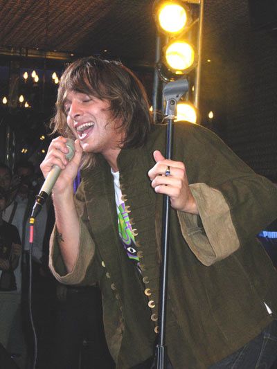 激情献唱跟牙买加运动员一起表演自弹自唱视频:英国歌手paolo nutini