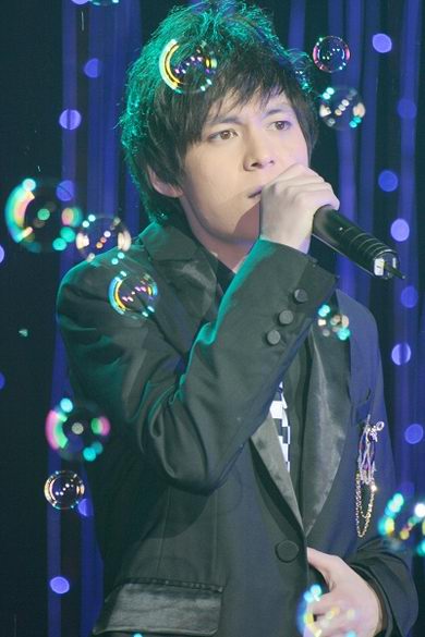 君君获封劲爆新锐歌手 时尚偶像实力终获肯定