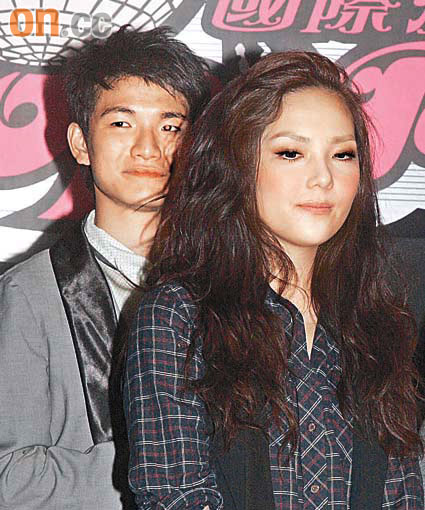 卫兰怕见面惹混乱不去日本 隔空为卫诗祈祷(图)