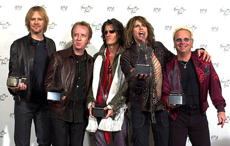 乐队史密斯飞船(aerosmith)将在美国的夏威夷岛举办一场免费的演出