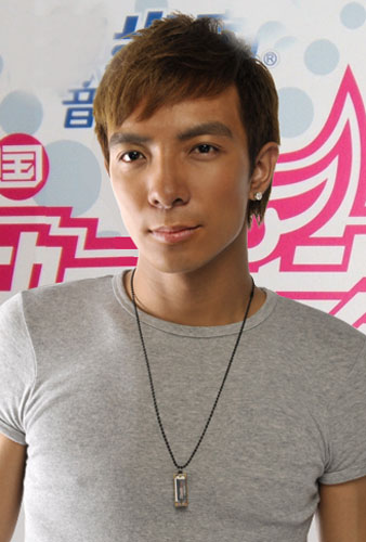 快女广州赛区火爆郑建鹏欲穿红妆参赛图