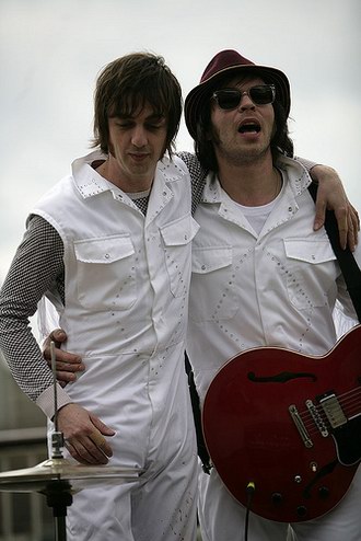 supergrass的danny goffey和gaz coombes