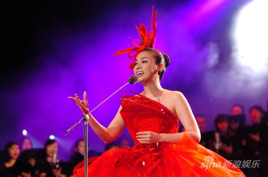 陈思思神舟大舞台做评审与选手面对面交流