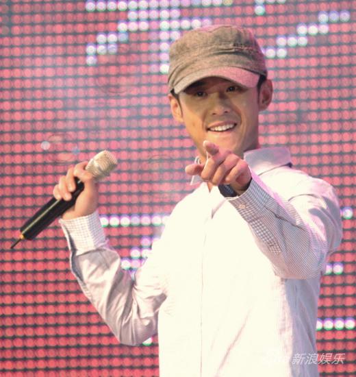 高昊清新校园风格应景登场喂喂全场合唱