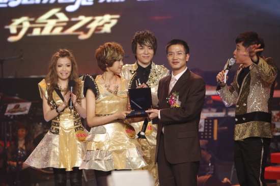 喻佳丽先声夺金夺冠嗓音出色引魏雪漫妒忌图