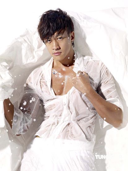 何润东新碟封面玩性感 力挺林志玲日剧表现(图)