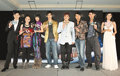 (右起)陈法拉,林峰,李克勤,谭咏麟,王力宏,阿sa,阿娇,李浩林同赴濠江