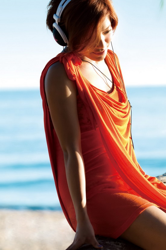 江映蓉华丽转身变清新少女海南拍恬静写真图