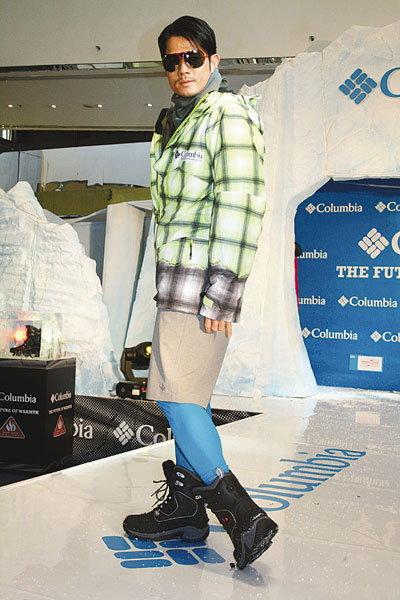 大会送给郭富城御寒套装,郭富城借花敬佛将女装衫转赠经纪人小美新浪