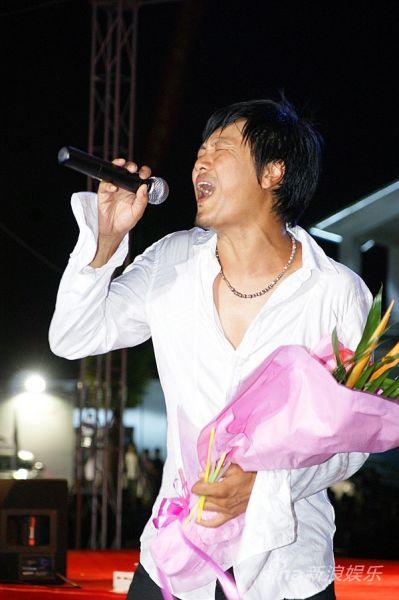 高明骏横跨千里激情献唱 开台十年电波传情(图)
