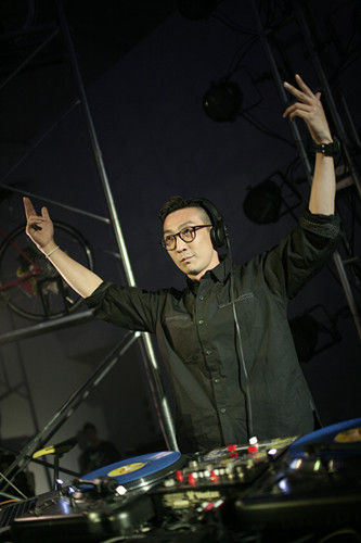 李灿森变身dj助阵潮流派对热狗献唱新歌