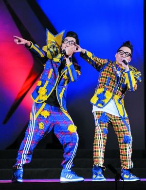 农夫广州演唱会潮装亮相 麦玲玲低胸红裙任嘉宾