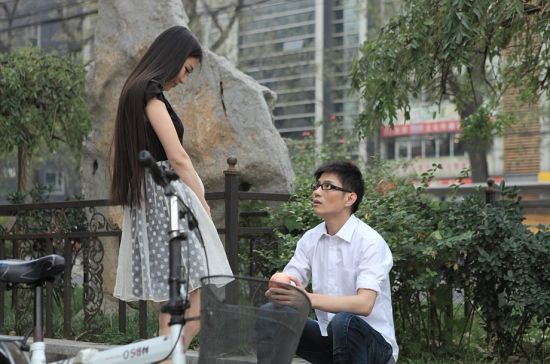 "魔喉"石头mv遇两重天 被女生倒追却惨遭打骂