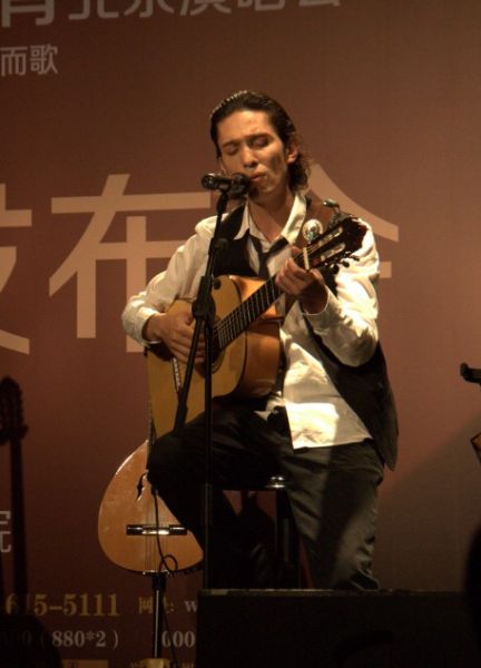 新疆歌手艾尔肯图片