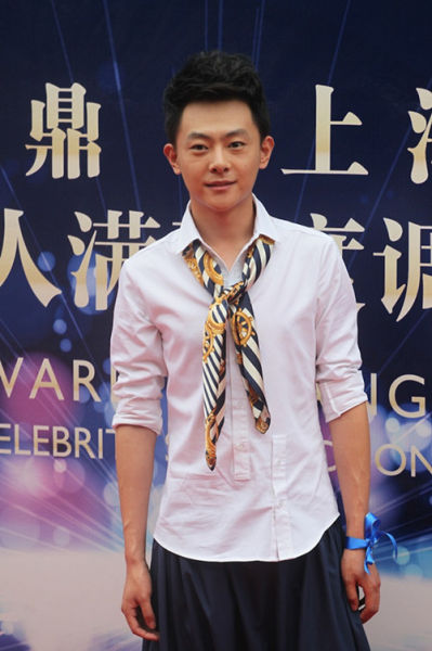 张皓然亮相华鼎奖复古校园风飘进红毯_影音娱乐_新浪网