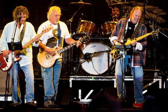 加拿大民谣摇滚老将尼尔-杨(neil young)和他的疯马乐队(crazy horse)