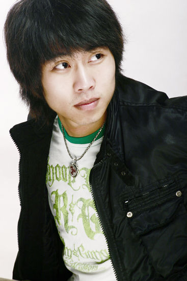 李龙新浪娱乐讯 海政歌舞团青年歌手李龙最新单曲《亲爱的别再让我