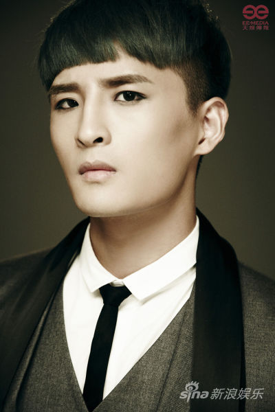 张远目光坚毅刘洲成前卫造型马雪阳微笑至上励合小五新浪娱乐讯 天娱