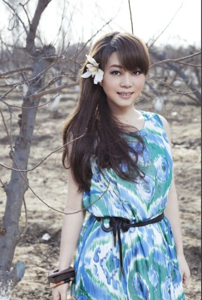 何玲玲凭ep《一个人私奔》 签约海旭星艺