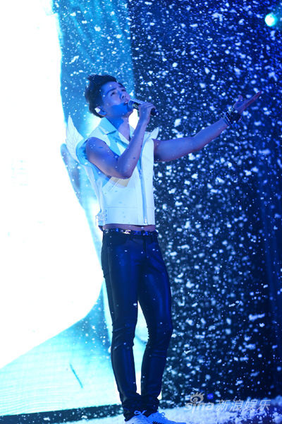 孙子涵首唱会秀热舞 与粉丝甜蜜合唱