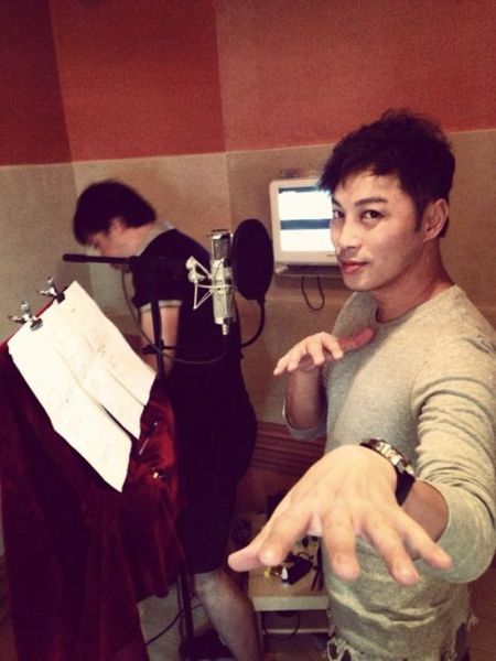 带给观众众多优秀影视作品的谭耀文[微博],最早却因为唱歌比赛一举