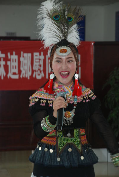 彝苗歌手禾麻迪娜慰问演出献爱心