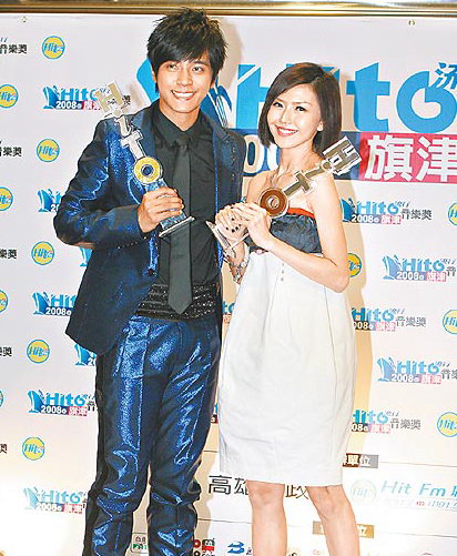 罗志祥(左)与孙燕姿获由歌迷票选的最受欢迎男女歌手奖孙燕姿开心吃