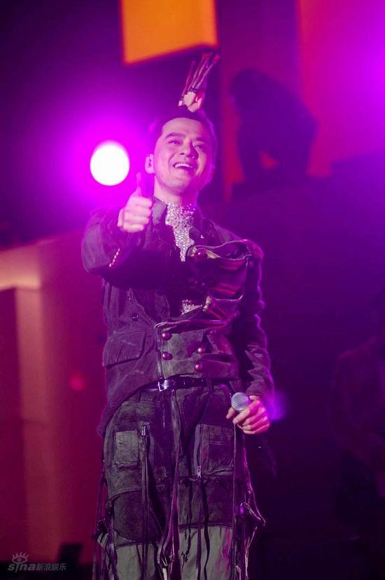 图文:黄耀明上海举办演唱会--开心竖起大拇指