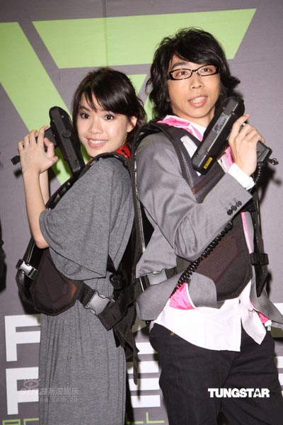 组图:艾回投出重磅炸弹 三组秘密武器进攻乐坛